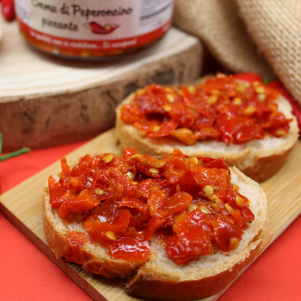 Bruschette piccanti con crema di peperoncino, sfilacci di cavallo